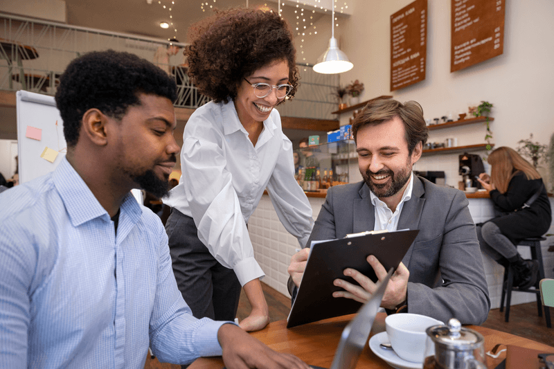 colegas trabalhando juntos no projeto