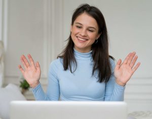 mulher morena fazendo uma videochamada em casa ()