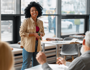 vista lateral adultos estudando juntos jpg